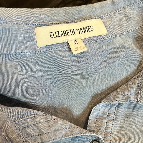 Elizabeth & James Chambray Button Down Raw Hem Top Size XS - Picture 6 of 7
